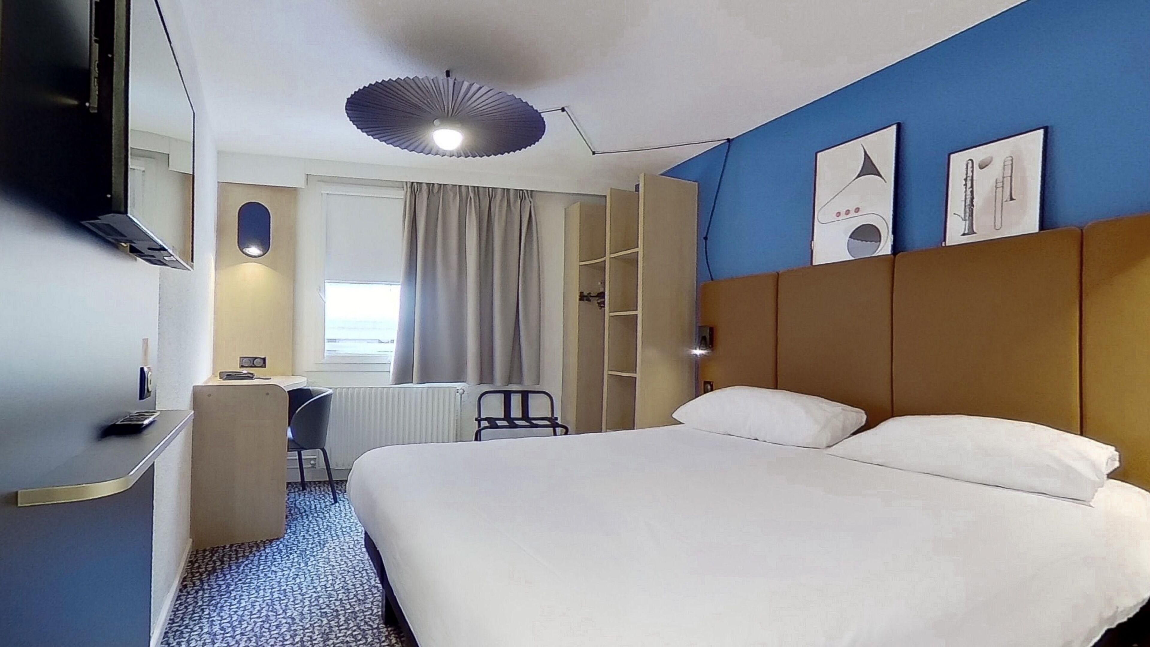 standard double room, 1 double bed | in-room safe, desk, soundproofing, iron/ironing board