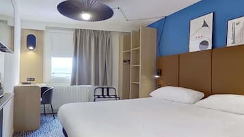 Kamar Double Standar, 1 Tempat Tidur Double | Brankas, meja kerja, kedap suara, dan setrika/meja setrika