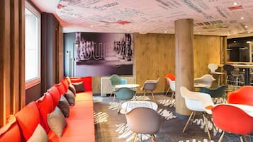 Een kluis op de kamer, een bureau, geluiddichte muren