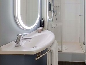 In-room safe, desk, soundproofing, iron/ironing board - ibis Paris Brancion Parc des Expositions 15ème (Paris)