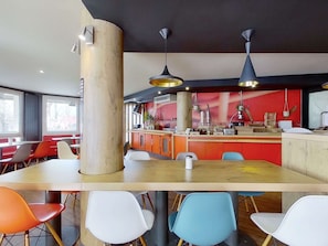 Tägliches Frühstücksbuffet (10.50 EUR pro Person)