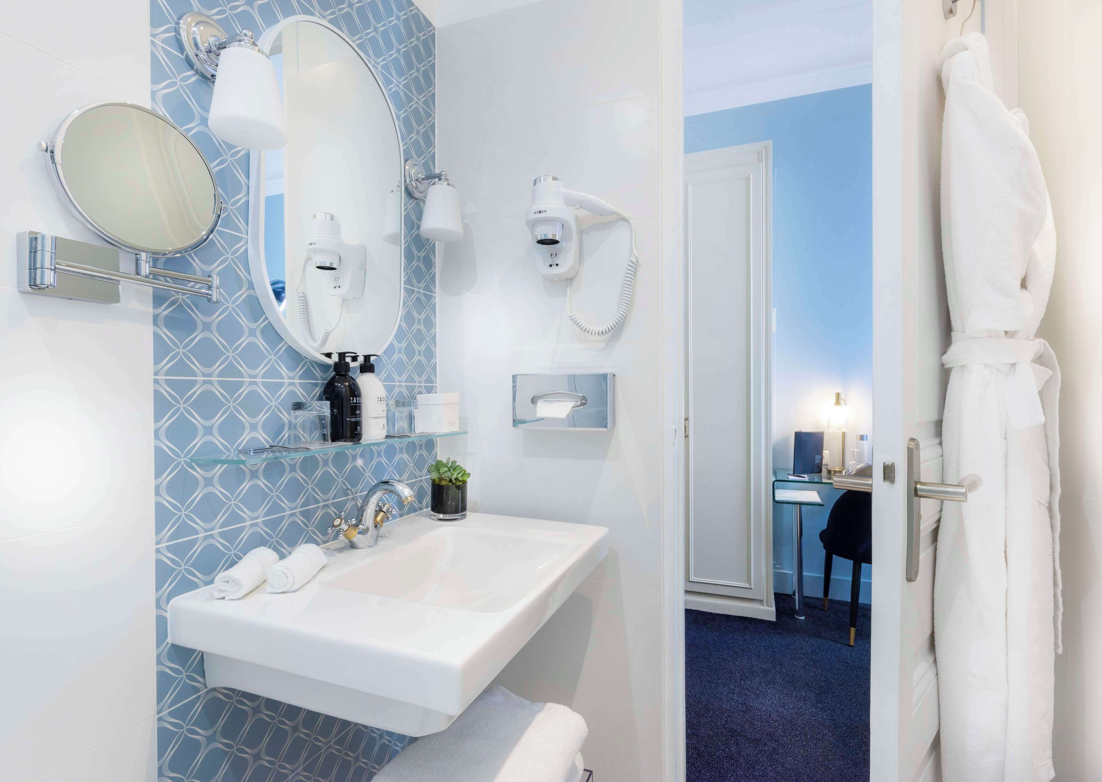 classic double room | bathroom | free toiletries, hair dryer, bathrobes, slippers