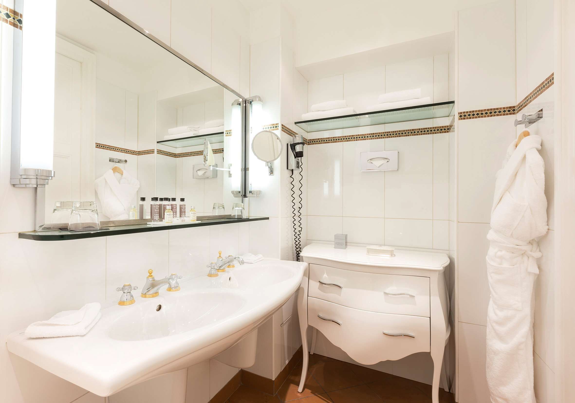 junior suite | bathroom | free toiletries, hair dryer, bathrobes, slippers