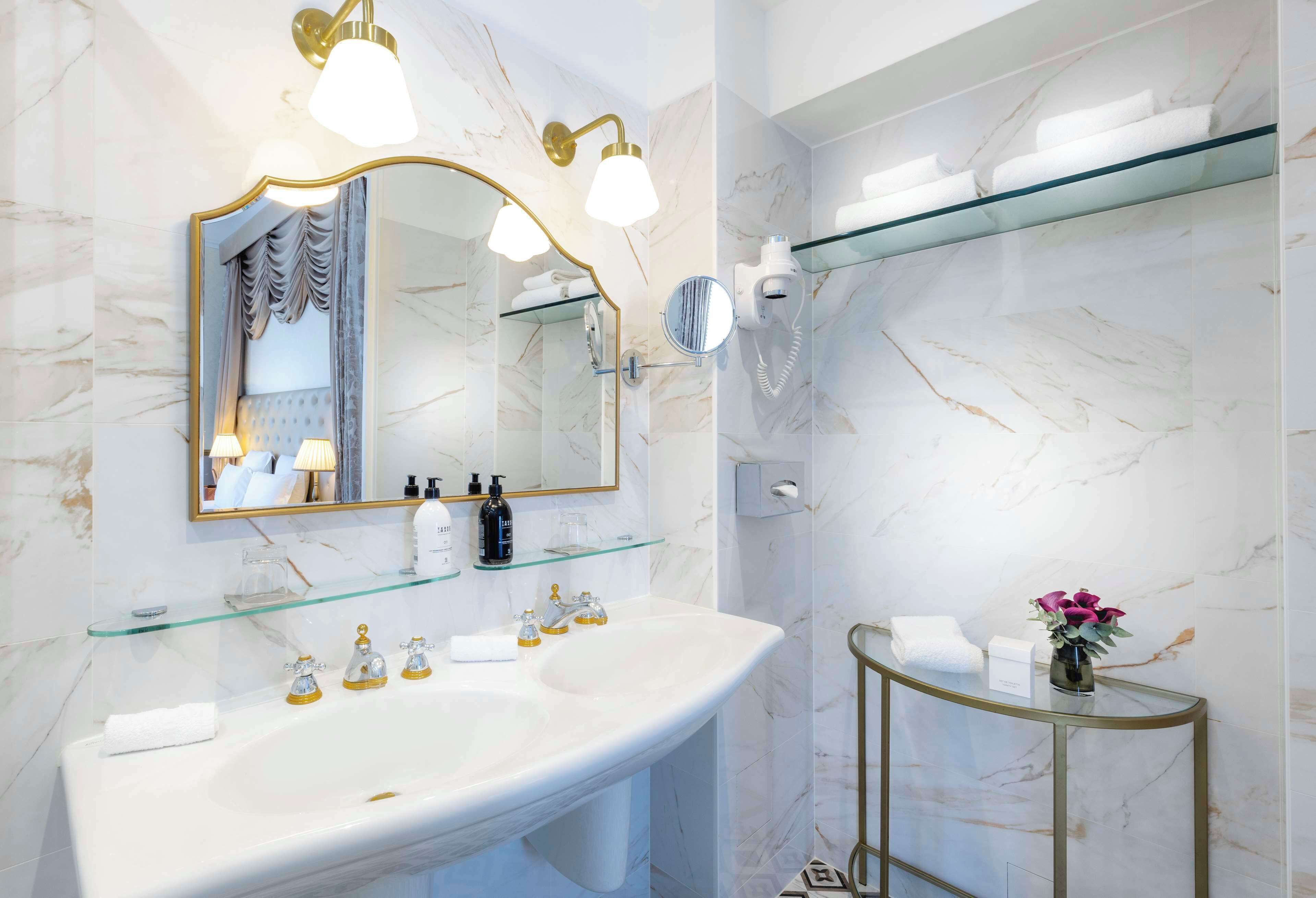 junior suite | bathroom | free toiletries, hair dryer, bathrobes, slippers