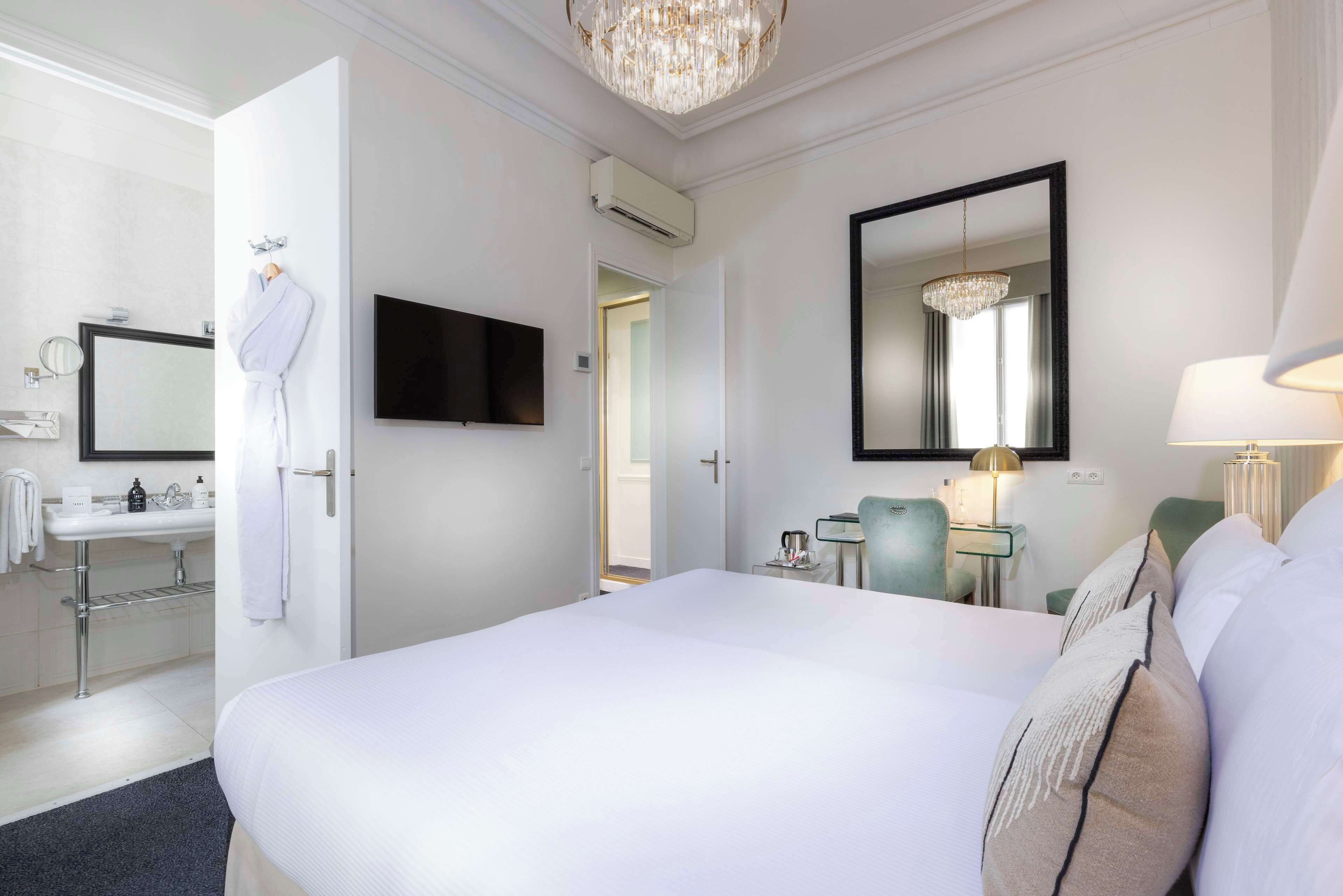 classic double room | premium bedding, minibar, in-room safe, desk