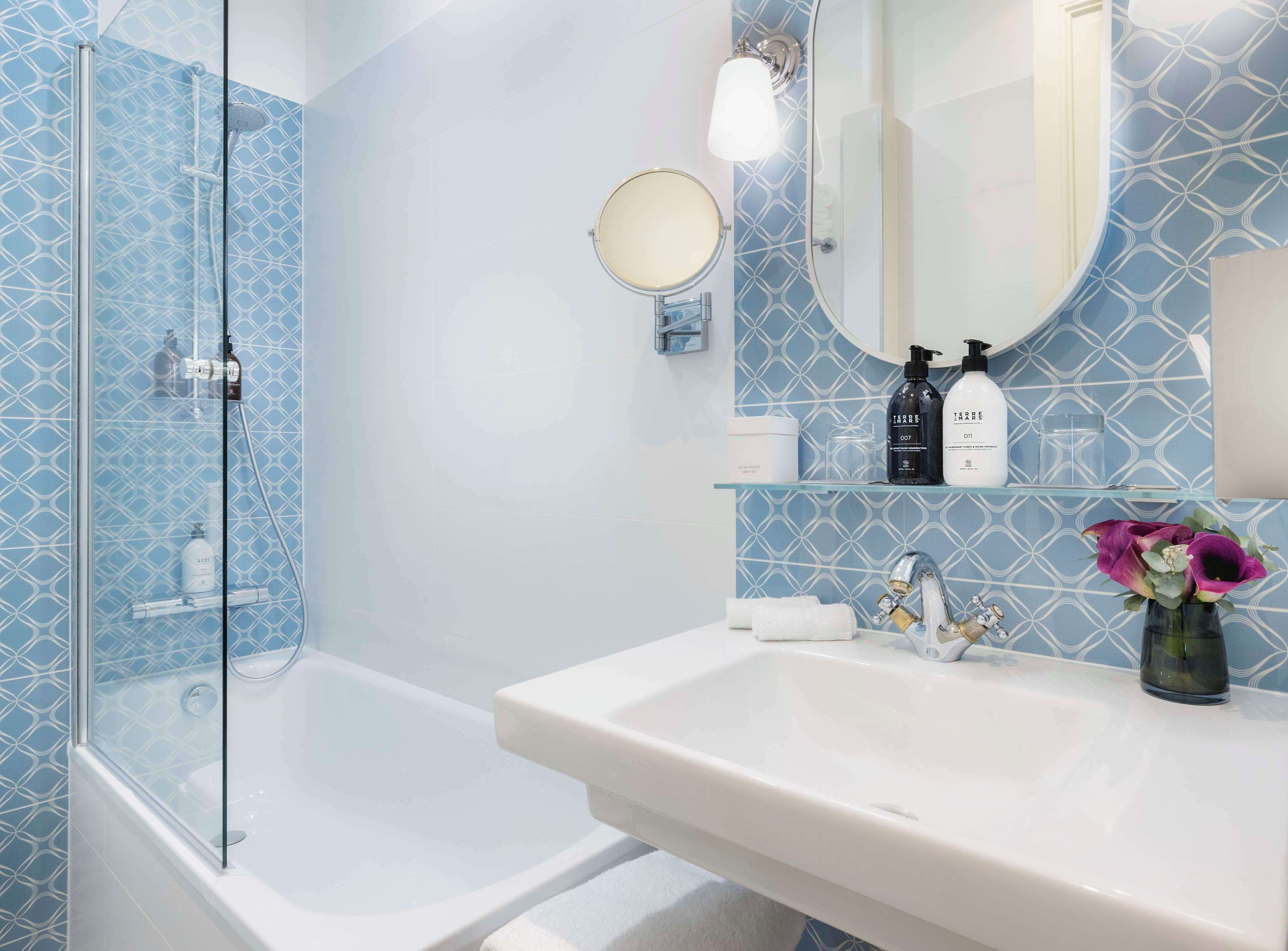 classic double room | bathroom | free toiletries, hair dryer, bathrobes, slippers