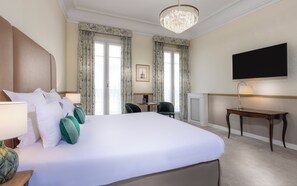 Suite junior | Ropa de cama de alta calidad, minibar, caja fuerte y escritorio