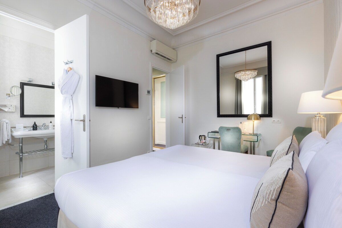 Premium bedding, minibar, in-room safe, desk