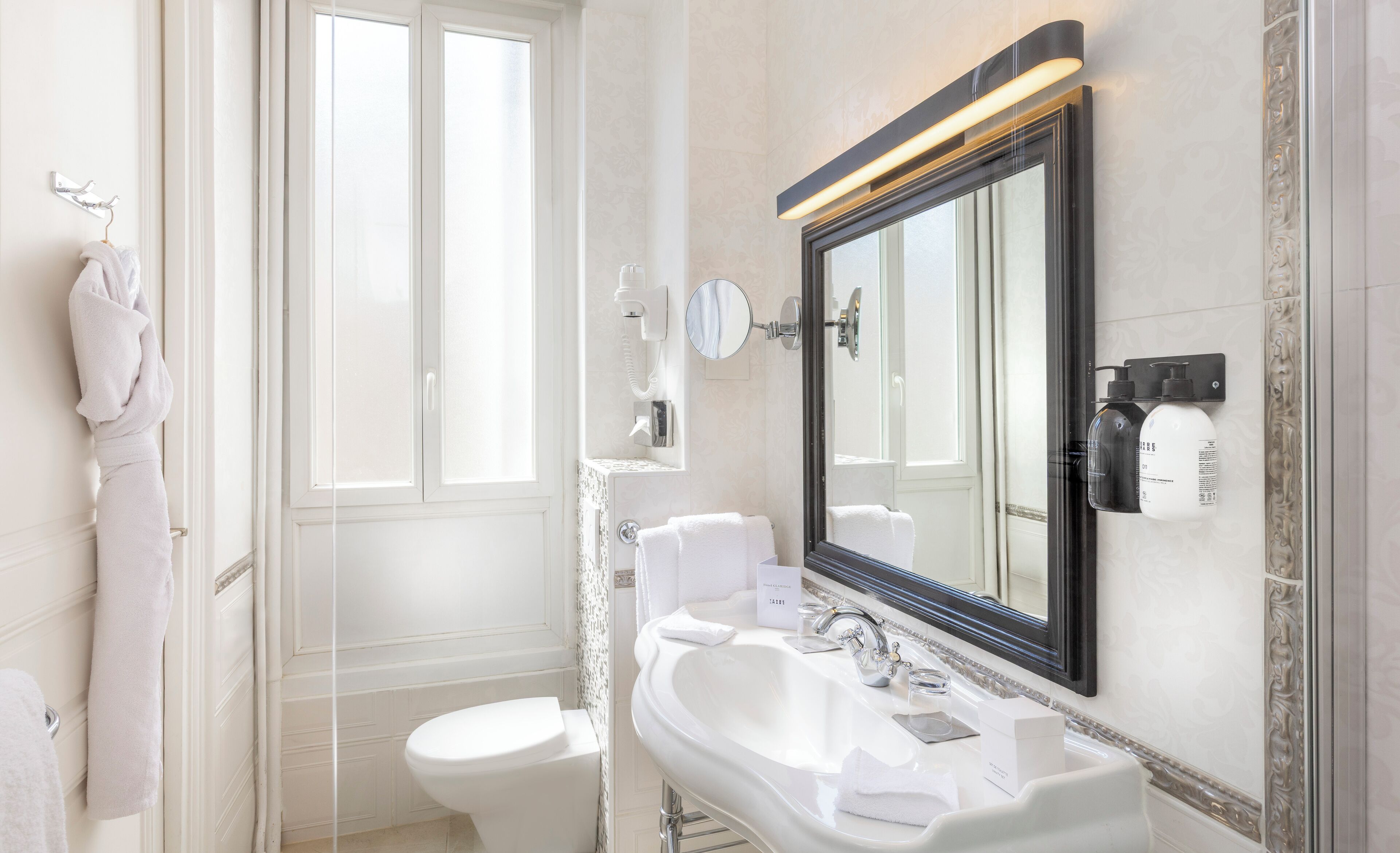 classic double room | bathroom | free toiletries, hair dryer, bathrobes, slippers