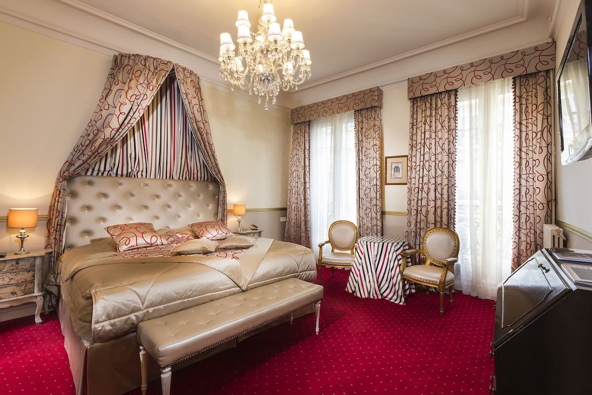 Premium bedding, minibar, in-room safe, desk