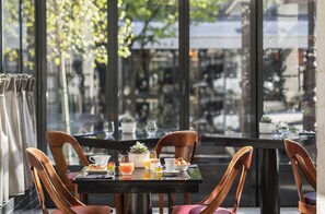 Petit déjeuner et dîner servis sur place
