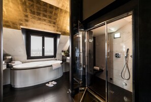 Suite Champs-Elysées (with Sauna and Jacuzzi) | Bathroom | Designer toiletries, hair dryer, bathrobes, slippers - Maison Albar Hotels Le Champs-Elysées (Paris)