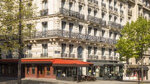 Een historisch gebouw met een opvallend bord van Maison Albar Hotel.