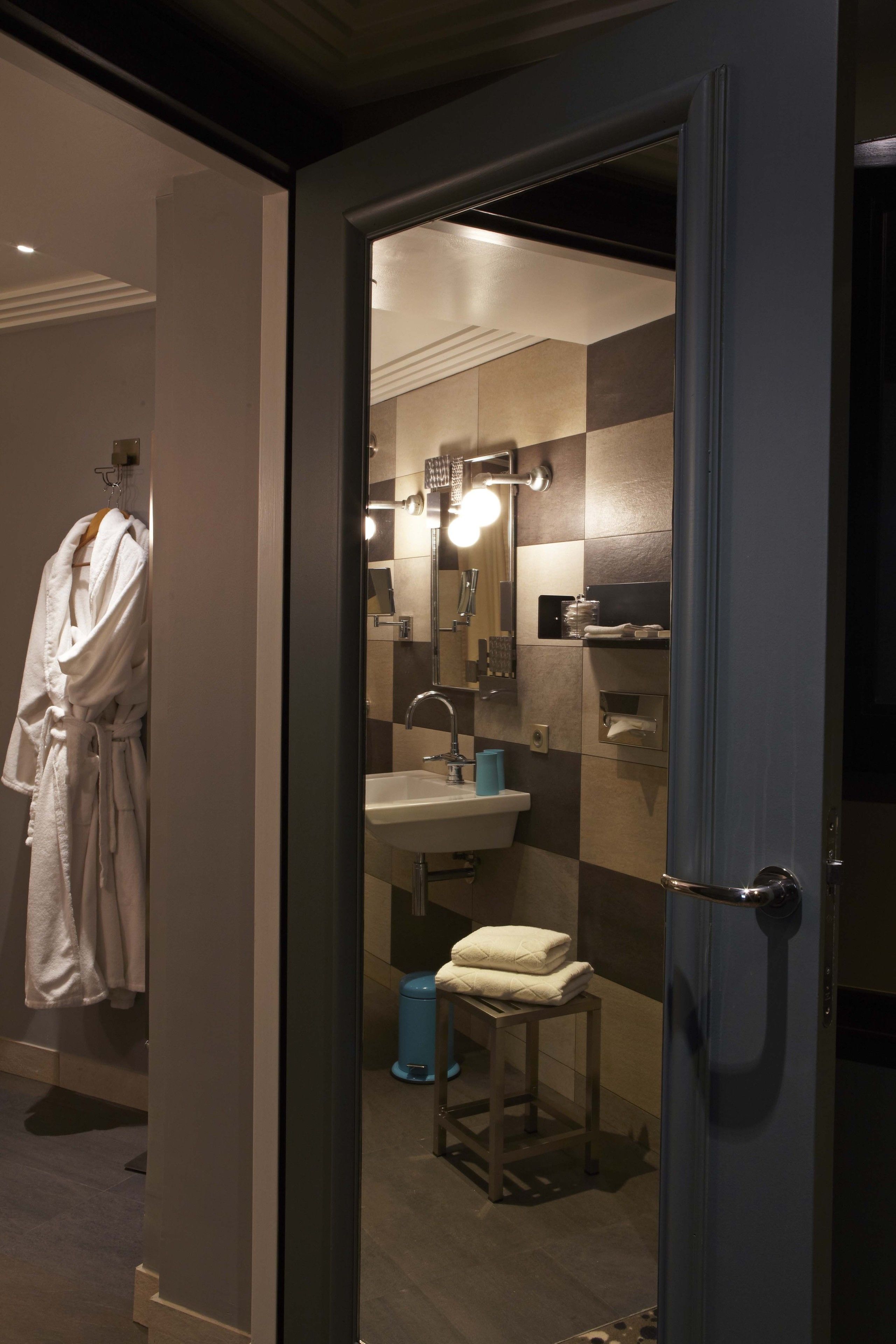 executive room, ground floor | bathroom | hair dryer, bathrobes, slippers, towels