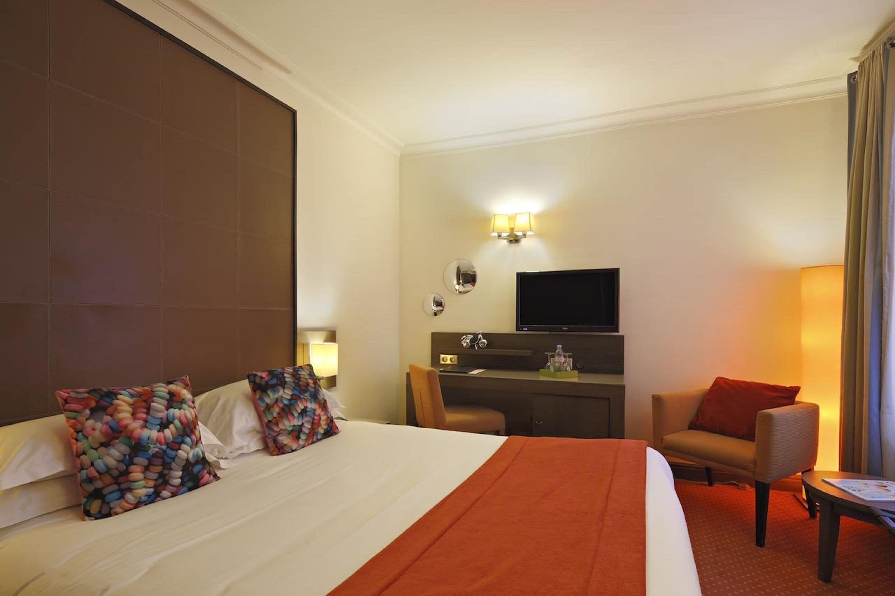 deluxe double room | in-room safe, desk, iron/ironing board, free wifi