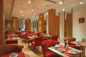 Desayuno buffet diario (EUR 16 por persona)