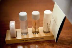 Designer toiletries, hair dryer, slippers, towels - Hôtel Westside Arc de Triomphe (Paris)