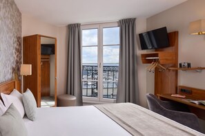 Superior-Dreibettzimmer, Balkon, Stadtblick | Zimmersafe, Schreibtisch, Bügeleisen/Bügelbrett, kostenloses WLAN