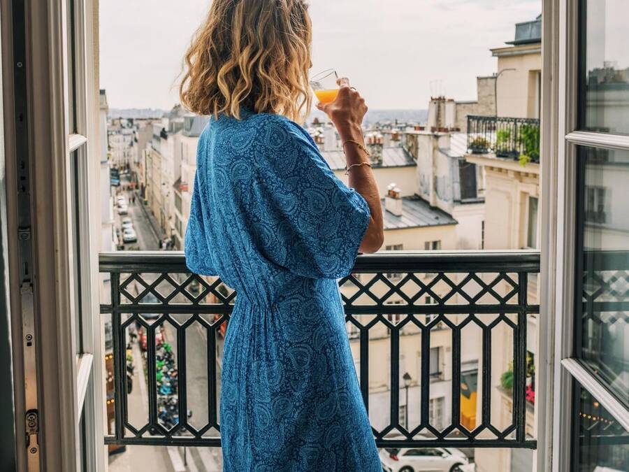 Superior tweepersoonskamer, uitzicht op stad | Een kluis op de kamer, een bureau, een strijkplank/strijkijzer