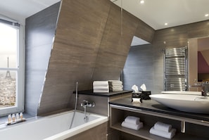 Suite junior | Baño | Ducha, artículos de higiene personal gratuitos y secador de pelo