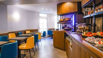 Se ofrece un desayuno bufé (15 EUR por persona)