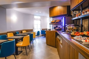 Desayuno buffet diario (EUR 15 por persona)