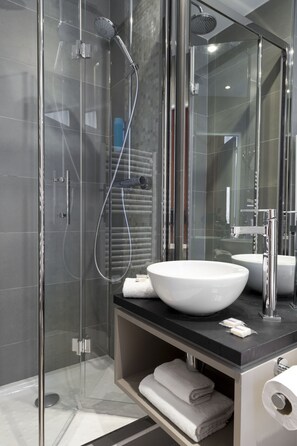 Douche, articles de toilette gratuits, sèche-cheveux