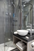 Ducha, artículos de tocador gratuitos, secador de pelo, toallas