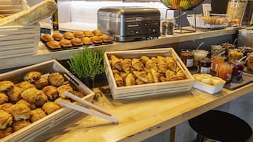 Petit déjeuner buffet servi tous les jours en supplément