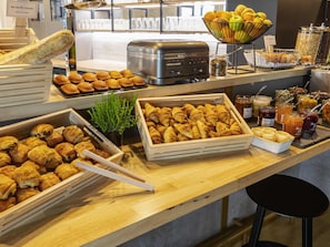 Buffet déjeuner servi tous les jours en supplément