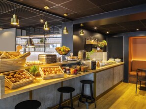Se ofrece un desayuno bufé todos los días (14 EUR por persona)