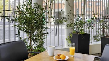 Petit déjeuner buffet (14 EUR par personne)