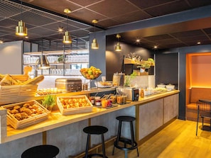 Desayuno buffet (EUR 14 por persona) 