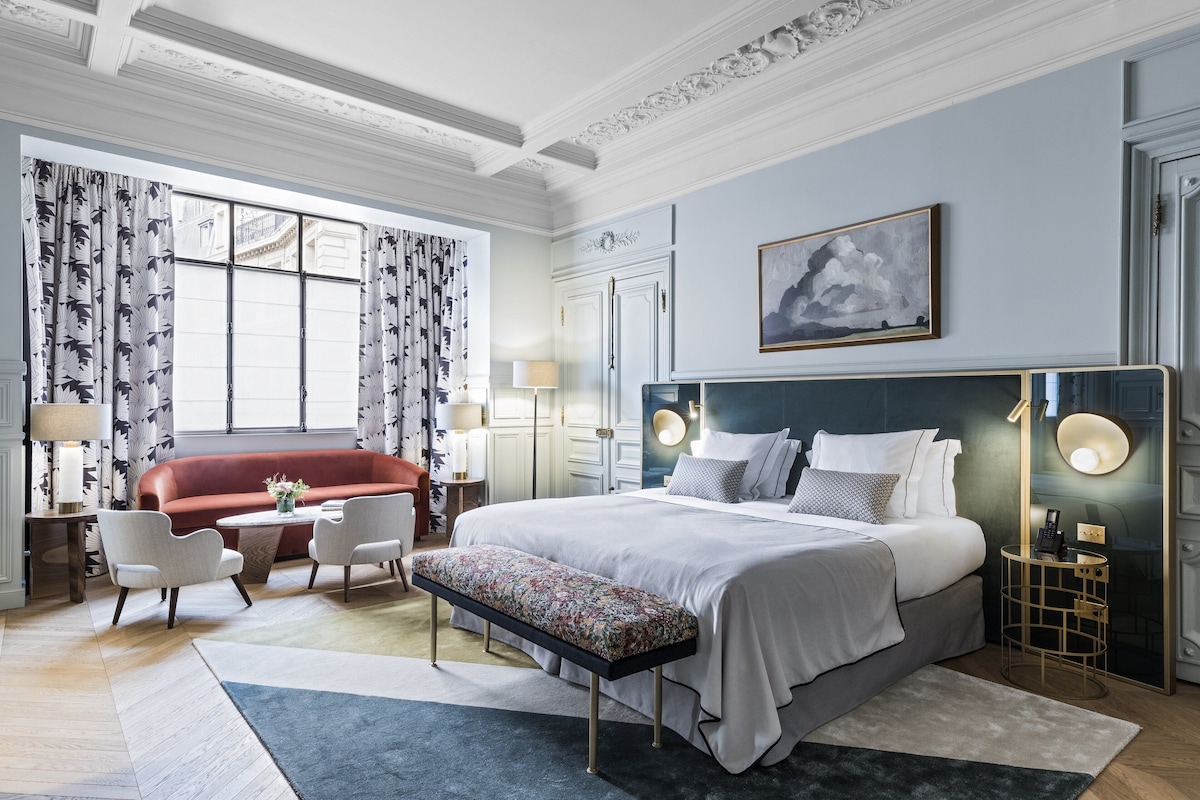 Egyptian cotton sheets, premium bedding, minibar, in-room safe