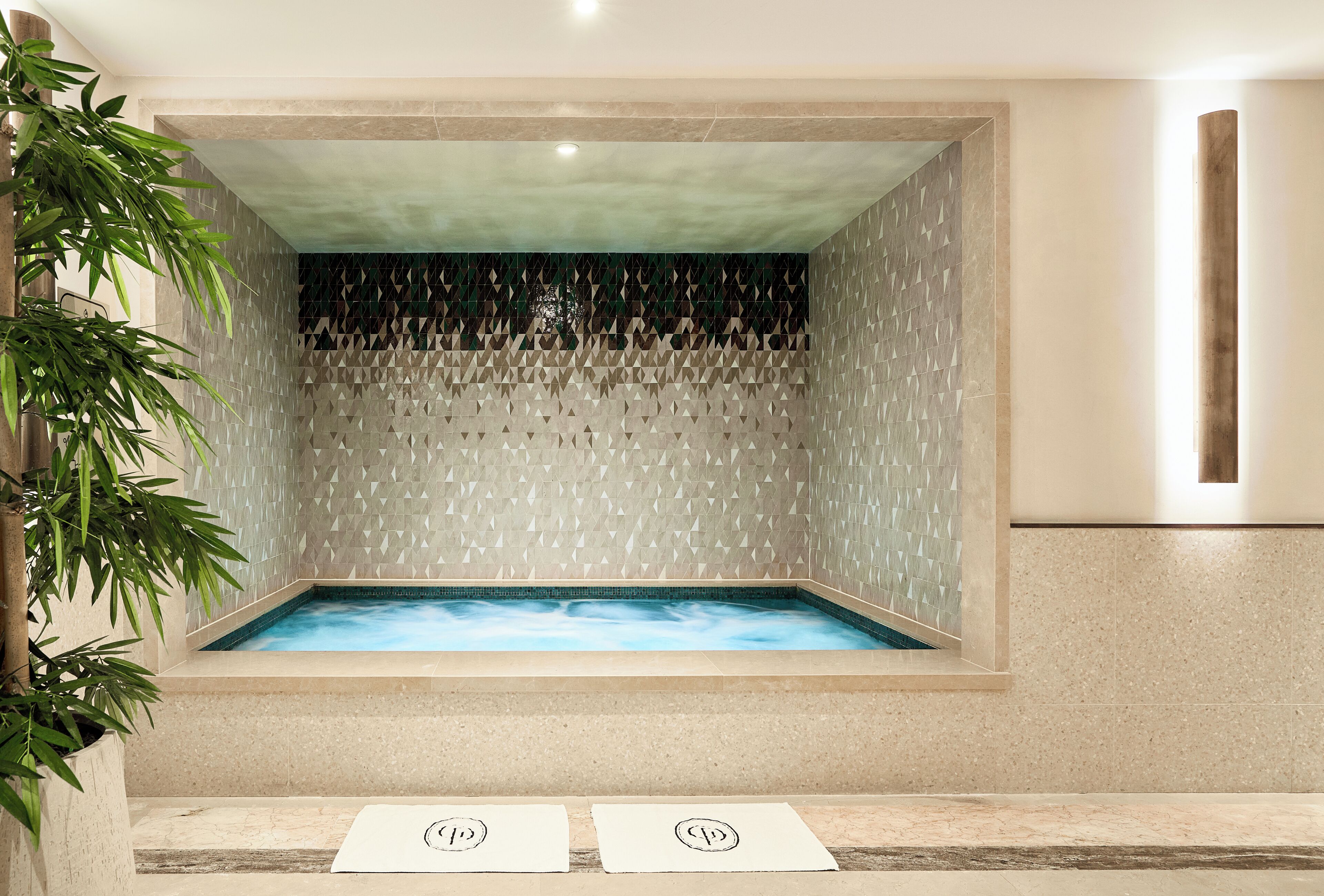 Salas para tratamentos a dois, sauna seca, banheira de hidromassagem