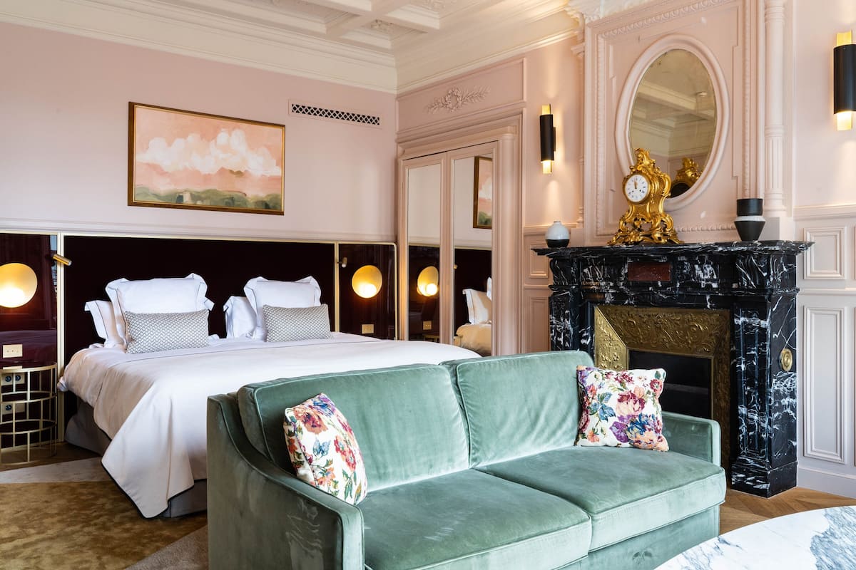 Junior Suite Prestige, balcon & Tour Eiffel | Cadar kapas Mesir, peralatan tempat tidur premium, bar mini