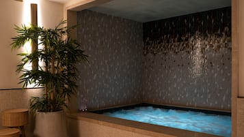 Behandelingskamers voor koppels, een sauna, een bubbelbad, een stoombad