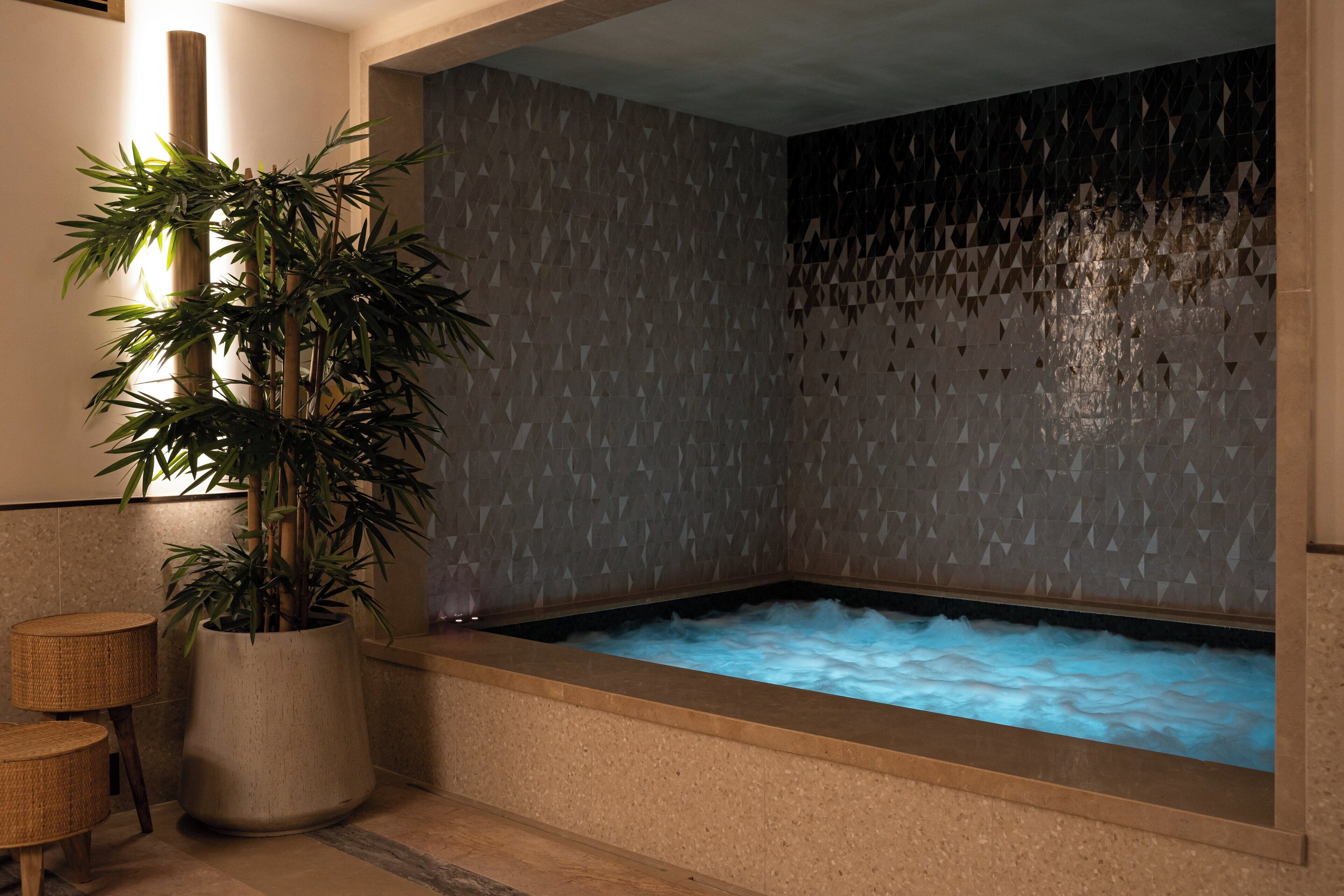 Salas para tratamentos a dois, sauna seca, banheira de hidromassagem