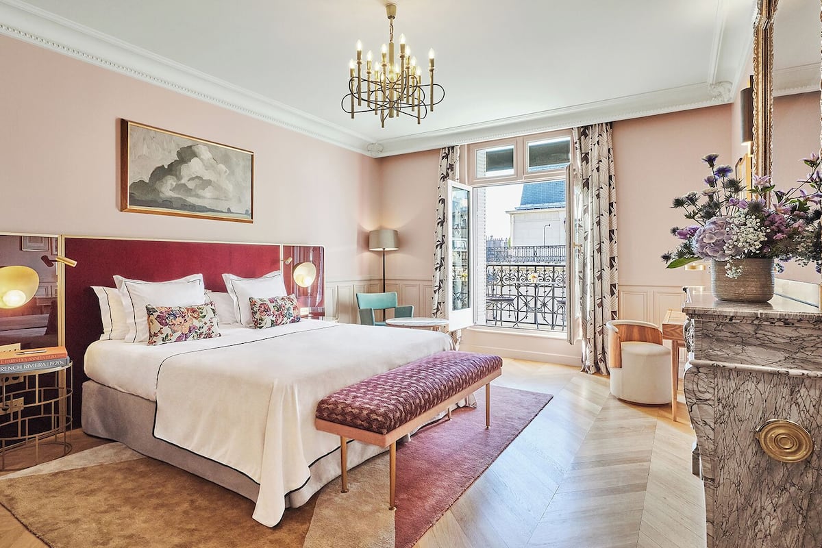 Egyptian cotton sheets, premium bedding, minibar, in-room safe