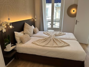 Superior Twin Room | Minibar, in-room safe, desk, soundproofing - Opera Deauville Hotel (Paris)