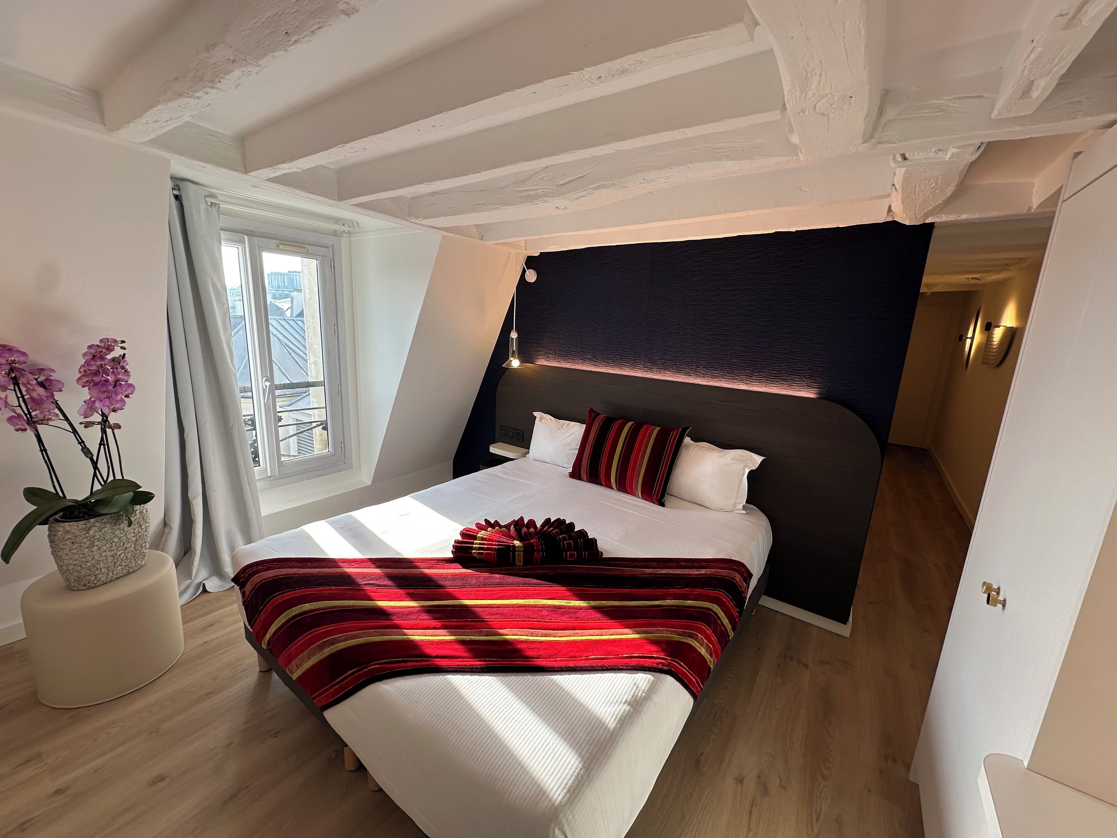 Een minibar, een kluis op de kamer, een bureau, geluiddichte muren