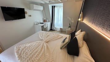 Superior tweepersoonskamer | Een minibar, een kluis op de kamer, een bureau, geluiddichte muren