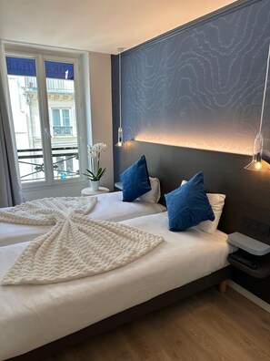 Superior Twin Room | Minibar, in-room safe, desk, soundproofing - Opera Deauville Hotel (Paris)