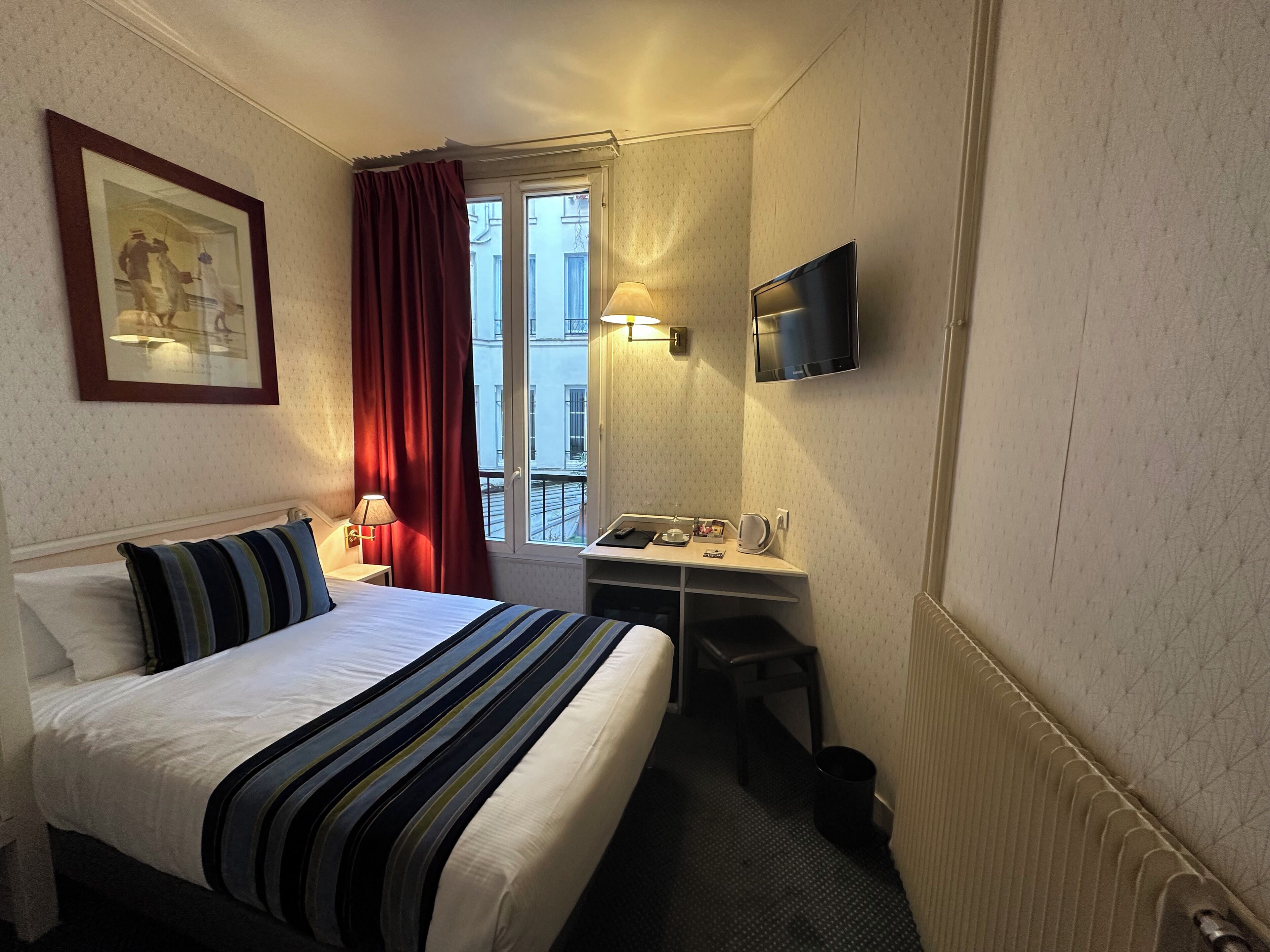 Een minibar, een kluis op de kamer, een bureau, geluiddichte muren