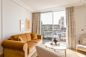 Apartment | Living area | 43-inch Smart TV with satellite channels, offices