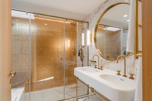 Apartment | Badezimmer | Kostenlose Toilettenartikel, Haartrockner, Bademäntel, Hausschuhe