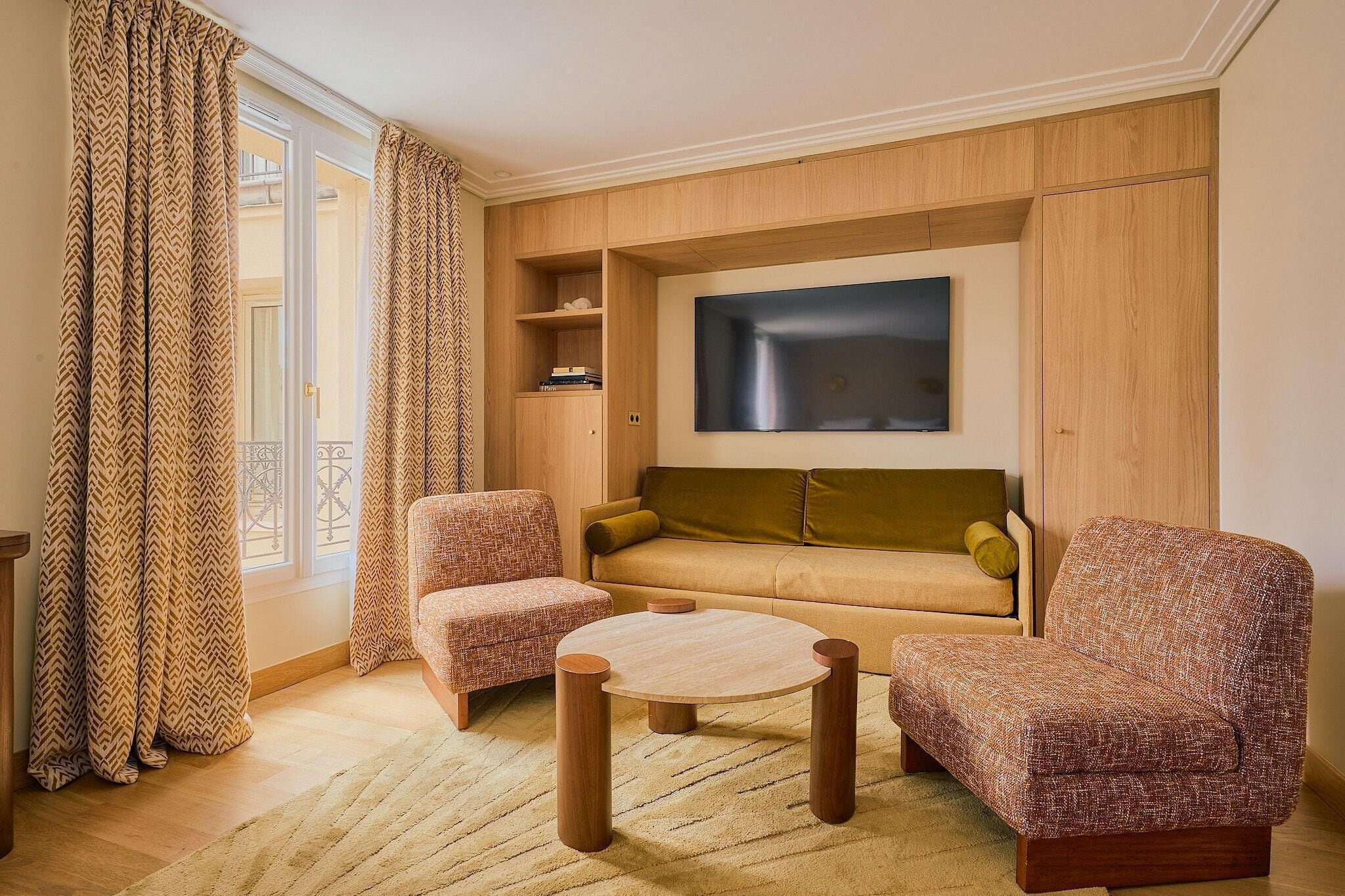 Deluxe Room | Living area