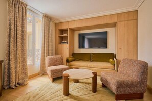 Habitación Deluxe | Área de sala de estar | Smart TV de 43 pulgadas con canales vía satélite y oficina 
