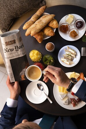 Tägliches kontinentales Frühstück (25 EUR pro Person)