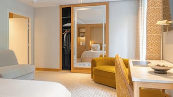 Deluxe view St-Germain | 1 bedroom, premium bedding, minibar, in-room safe
